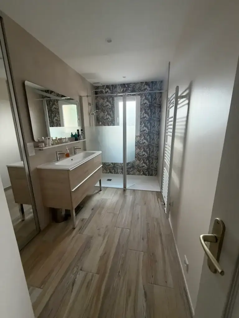 Douche à l'italienne avec carrelage à motif floral tropical, rénovation salle de bain à Prahec